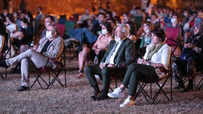 Çalı’da yıldızların altında sinema keyfi