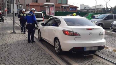 Tramvay yoluna park edilen araçlar çekiliyor