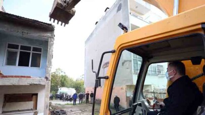 Darıca’daki yıkımda ilk kepçeyi Başkan Büyükakın vurdu