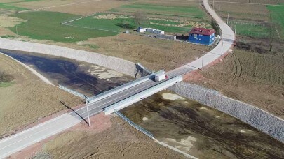İki ilçeyi birbirine bağlayan köprü trafiğe açıldı