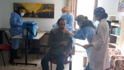 Huzurevlerinde kalanlar ile 90 yaş üstüne aşılama başladı