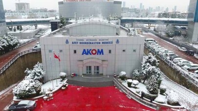 İstanbul'da kar yağışı etkisini artırarak devem ediyor