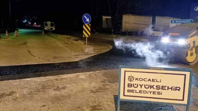Ekipler, gece yarısı yollarda asfalt yama yapıyor