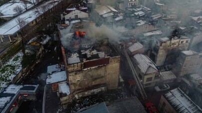 Aksaray'da metruk bina yangını