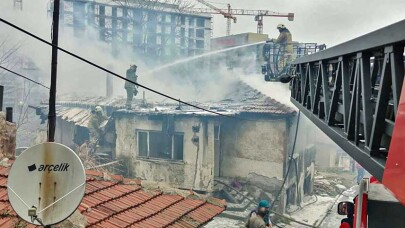 Gaziosmanpaşa'da metruk bina yangını