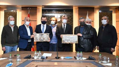 Balıkesir Büyükşehir’den arıcılara 6 bin 75 teneke arı yemi
