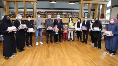 'Kitap okumanız gurur verici, sizler bu konuda öndersiniz'