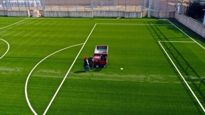 Gebze Futbol Sahasının halısı serildi