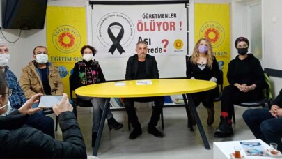 ‘Öğretmenler Ölüyor! Aşı Nerede’