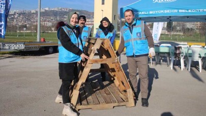 Kocaeli'nde atık ahşap paletler kulübeye dönüşüyor