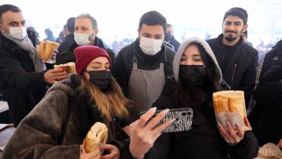 Kağıthane'de 10 Bin Kişi Karda Sucuk Ekmek Keyfi Yaptı