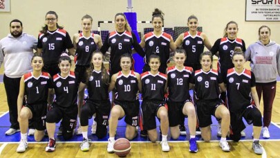 Burhaniye Belediyespor Kadın Basketbol takımı final için sahada