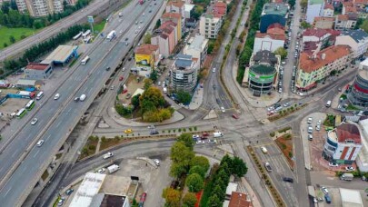 İzmit Demokrasi Bulvarında refüj yenilenmesi ve aydınlatma çalışmaları başladı