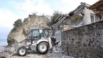 Kıyı kenar kanununa aykırı yapı yıkıldı