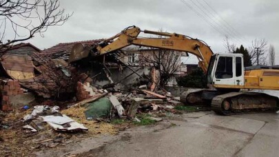 Gölcük’te metruk binaların yıkımı sürüyor