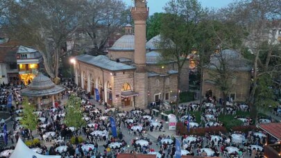 İnegöl'de tarihi meydan, iftar sofraları ile donatıldı