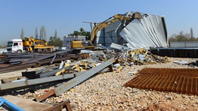 Tarım alanına yapılan fabrika üçüncü kez yıkıldı