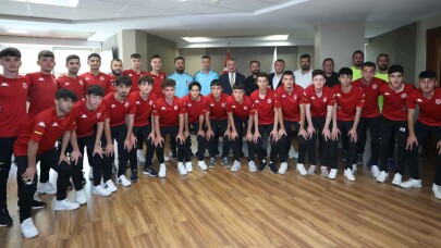 Başkan Büyükakın, Kullarspor U-18 takımını konuk etti