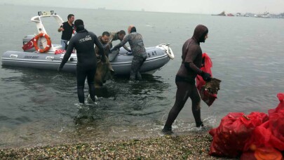 Gönüllüler kıyıdan, dalgıçlar su altında temizlik yaptı