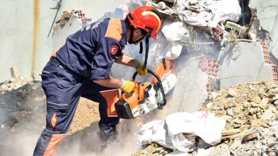 Beşiktaş Belediyesi Olası İstanbul Depremine Karşı Deprem Tatbikatı Yaptı