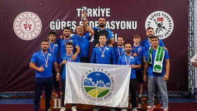 Sakarya Büyükşehir güreş takımı Türkiye 1. Ligi’ne yükseldi