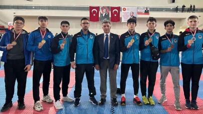 Sakarya Büyükşehir karate sporcuları madalyaları topladı