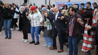 Bayrampaşa hamsi ve horonla coştu