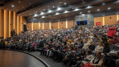 Büyükşehir tiyatrosu, İzmir’e ‘misafir’ oldu