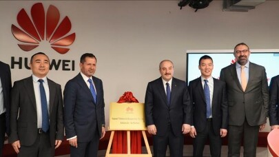 Huawei Türkiye'nin yeni AR-GE merkezi Bakan Varank'ın katılımıyla açıldı