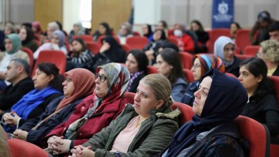 Yazar Hale Canat, güçlü kadın temalı bir söyleşi gerçekleştirdi