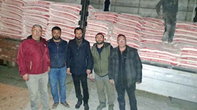 Gölcüklüler Hatay’a 1 kamyon odun ile 1 tır un gönderdi