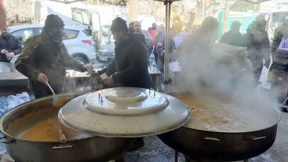 Sakarya’dan giden ilk seyyar mutfak sıcak yemek dağıtımına başladı