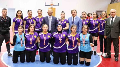 Körfez’de Liseler Arası Voleybol Turnuvası çekişmeli geçti