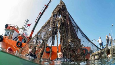 İzmit Körfezinden 5 ton hayalet ağ çıkarıldı