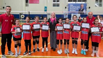 Voleybol Şenliği’nde 800 çocuk buluştu