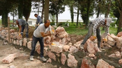 17 mezarlıkta taş duvar ve tel çit yapılıyor