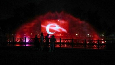 15 Temmuz gecesi hologramlı Türk Bayrağı gösterisi herkesi büyüledi