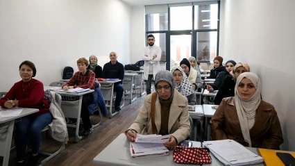 Farklı Renk ve Kültürlerden İnsanlar Türkçe'yi SAMEK'le Öğreniyor