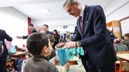 Sapanca Gazipaşa İlkokulu'nda Yusuf Alemdar miniklere karne ve hediye verdi