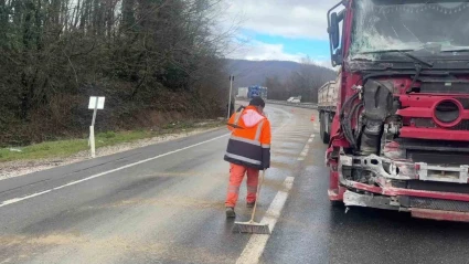 Makaslayan tır kara yolunu kapattı