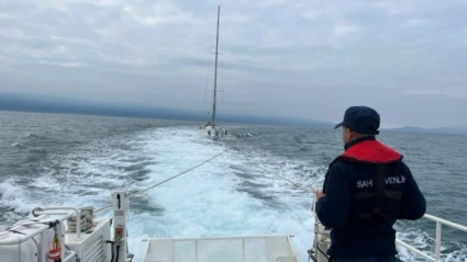 Kuşadası açıklarında motoru bozulan tekne kurtarıldı