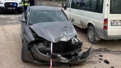 Virajı alamayan otomobil park halindeki araca çarptı: 3 yaralı