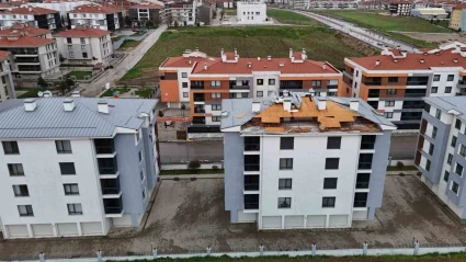 Fırtına binanın çatısını uçurdu, faciadan dönüldü