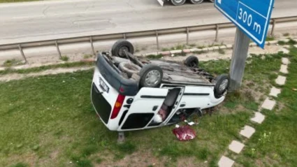 Motosiklete çarpan hafif ticari araç takla attı: Yaralı sürücüye ilk müdahaleyi vatandaşlar yaptı