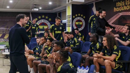 Domenico Tedesco, futbolcularla vedalaştı