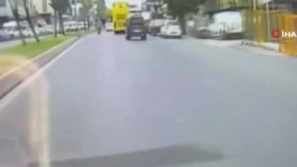 Esenyurt’ta motokurye İETT otobüsüne çarptı
