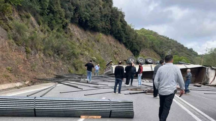Çubuk demir yüklü tır devrildi, OSB yolu trafiğe kapandı