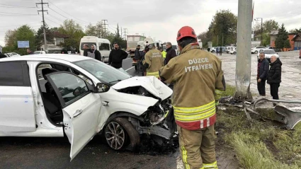EDS tabelasına çarpan otomobilin sürücüsünü itfaiye kurtardı