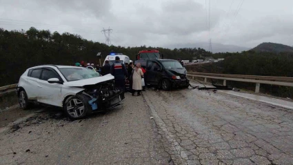 Virajı alamayan otomobil minibüsle kafa kafaya çarpıştı: 4 yaralı