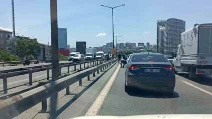 TEM’de para götüren motokurye düştü, yola saçılanları vatandaşlar topladı